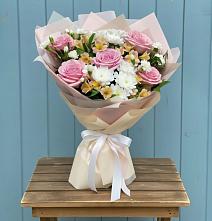 Букет цветов из:  Гвоздики, Орхидеи и Розы в Прогресс